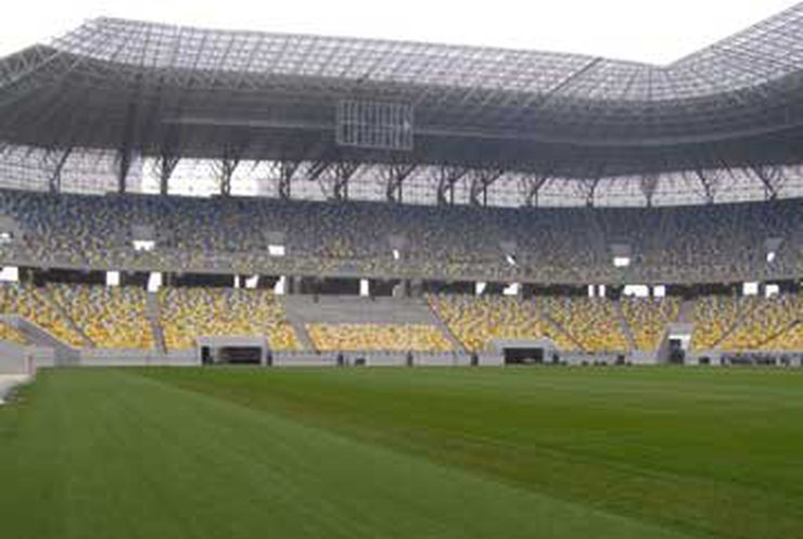 Львовский стадион откроют с дырявой крышей?
