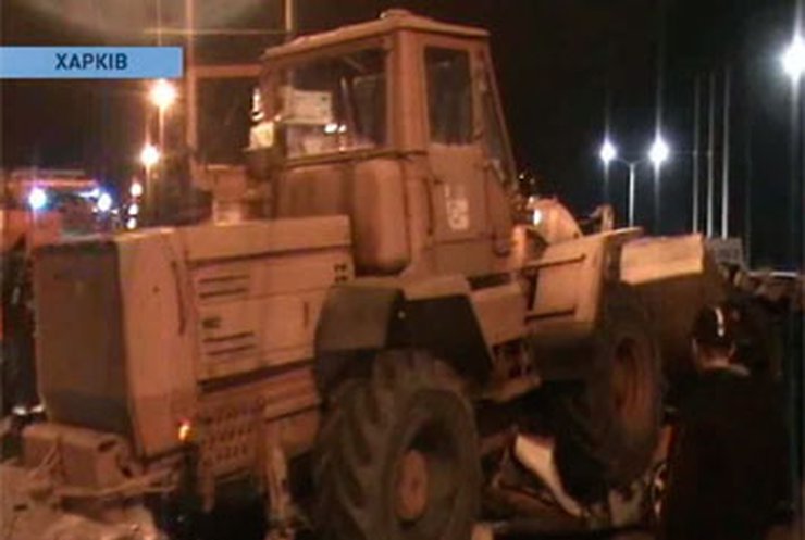 ДТП в Харькове: автомобиль залетел под бульдозер
