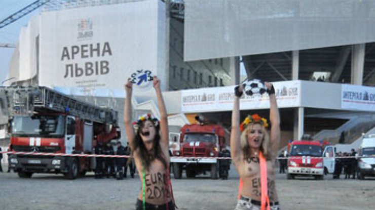 Стадион во Львове осквернили голые женщины