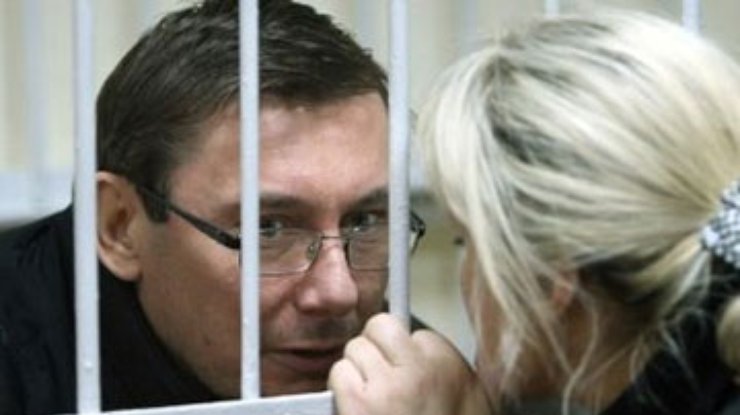 Жена Луценко: Мужа никто не собирается лечить