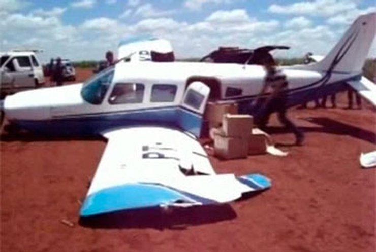 Бразильские полицейские протаранили самолет наркодиллеров