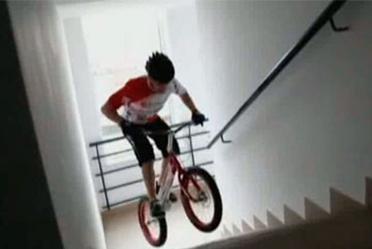 Польский спортсмен взобрался на велосипеде на высочайший небоскреб Европы