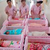 В Китае акушерки выбросили новорожденного ребенка в мусорку