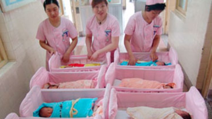 В Китае акушерки выбросили новорожденного ребенка в мусорку