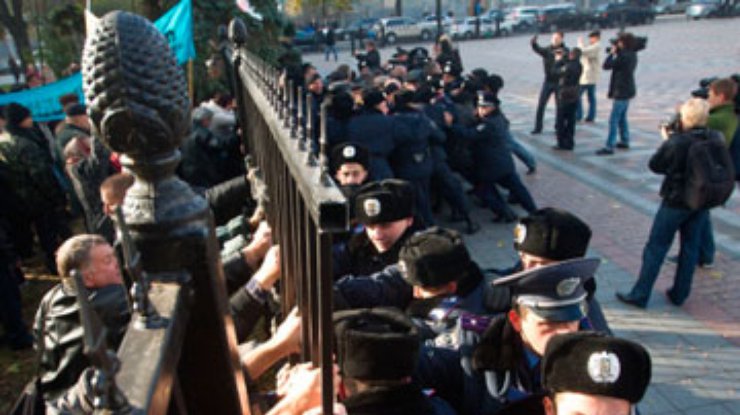 За поваленный забор возле Рады на демонстрантов завели дела