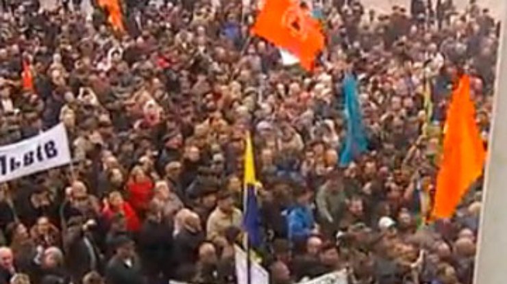 Янукович назвал радикалами чернобыльцев, которые хотят льгот