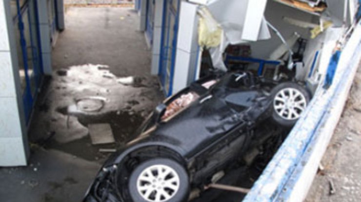 В Киеве "Мазда" упала с 4-метровой высоты: Водитель выжил и сбежал