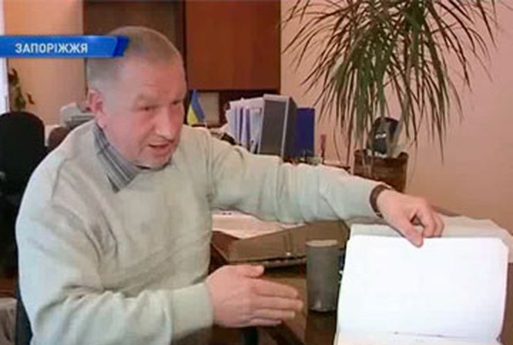 Житель Запорожье изобрел полезный метод утилизации листвы
