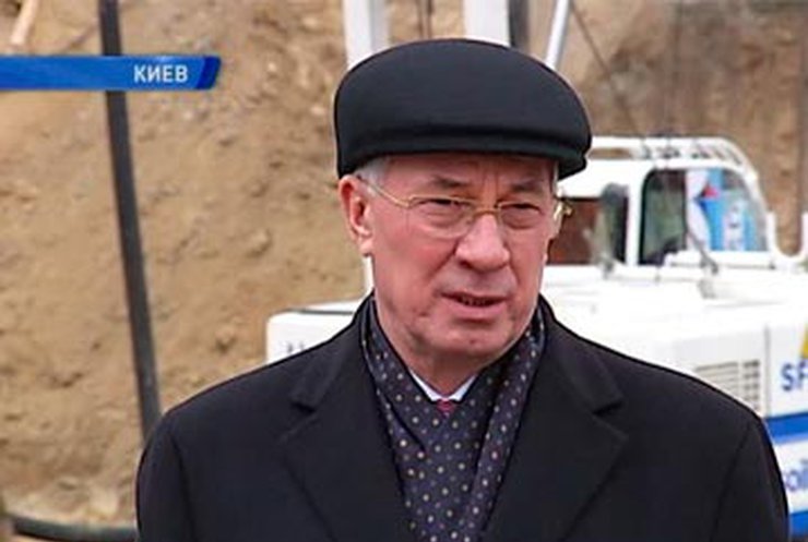 Азаров обещает профинансировать строительство в "Охматдете"