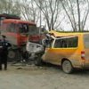 В Китае школьный автобус врезался в грузовик