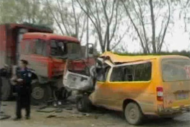 В Китае школьный автобус врезался в грузовик