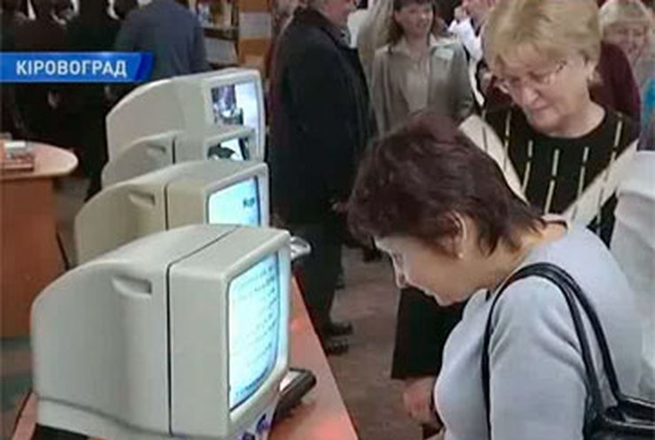 В библиотеке Кировограда появились увеличители текста для слабовидящих