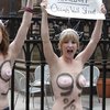 Полуголые американские FEMENистки поддержали "оккупантов" в Нью-Йорке