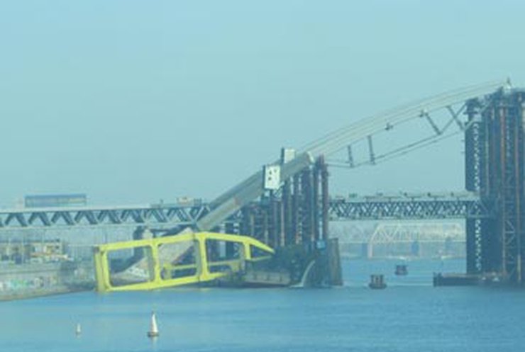 В Киеве на строительстве моста рухнул плавучий кран (обновлено)