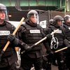 В США полицейский устроил студентам газовую атаку