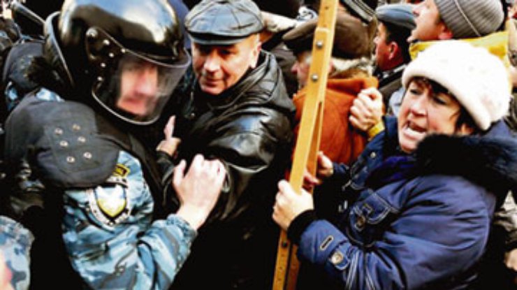 Чернобыльцы прорвались в здание Львовского управления ПФ