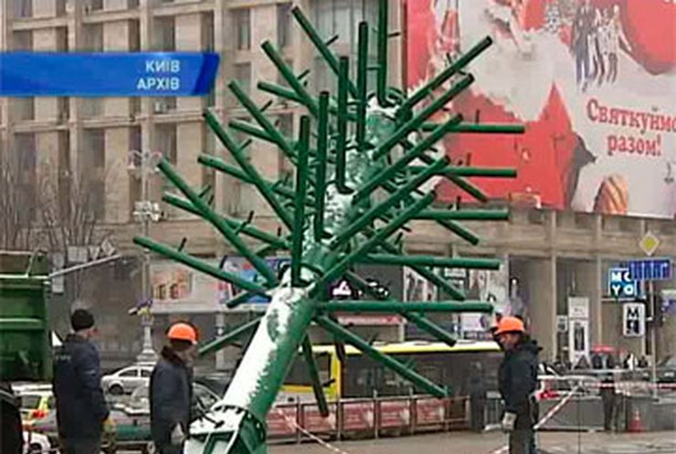 Майдан готовят к установке новогодней елки