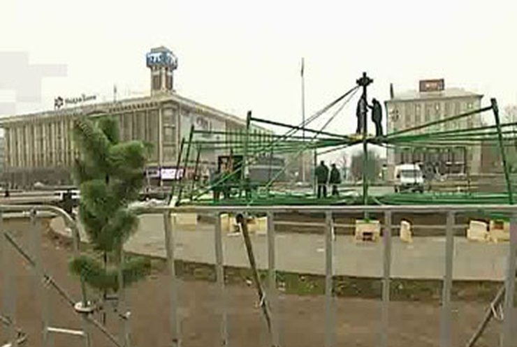 На Майдане собирают главную елку страны