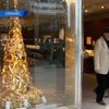 В Японии изготовили новогоднюю елку из чистого золота