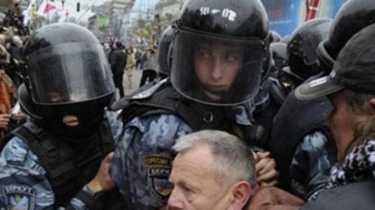 Между участниками митинга на Майдане и "Беркутом" произошла стычка