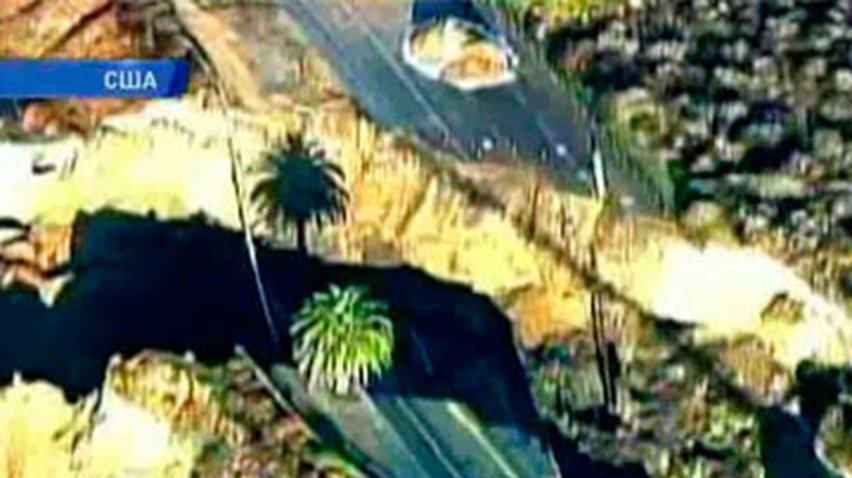 В Калифорнии часть автострады провалилась в океан