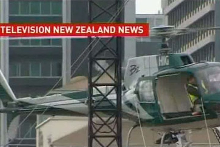 В Новой Зеландии во время монтажа новогодней елки упал вертолет