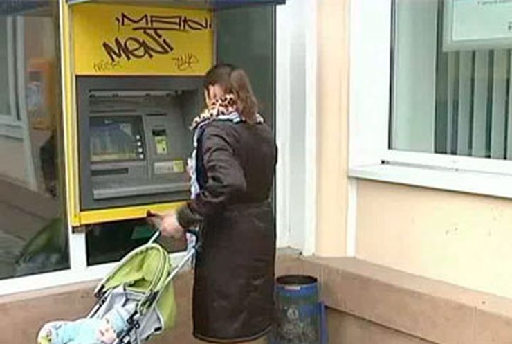 В Украине задерживают выплаты молодым мамам