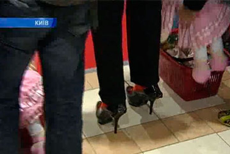 В Киеве прошел забег на каблуках среди мужчин