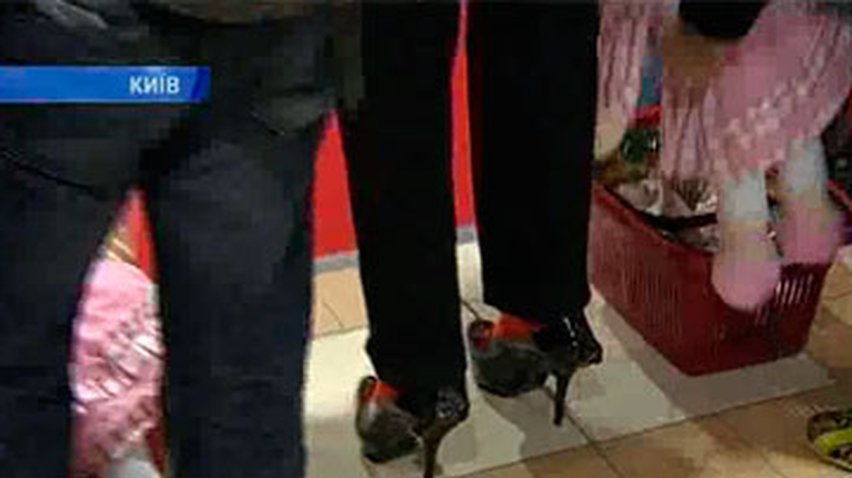 В Киеве прошел забег на каблуках среди мужчин