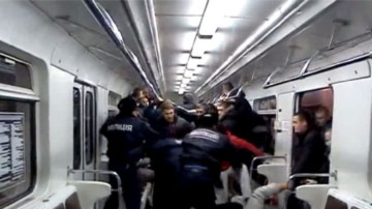 В киевском метро футбольные фанаты устроили побоище