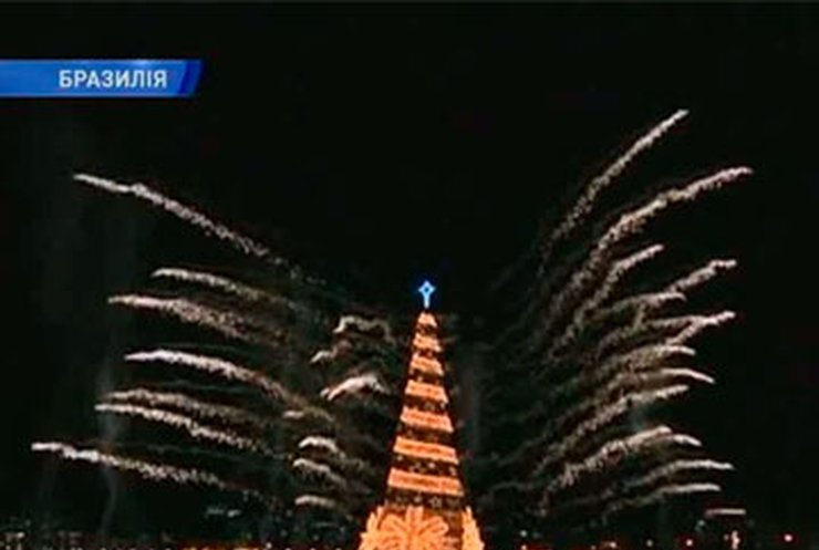 В Бразилии установили плавучую рождественскую елку