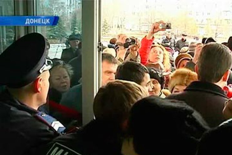 В Донецке митингующие с вилами в руках требовали отставки губернатора