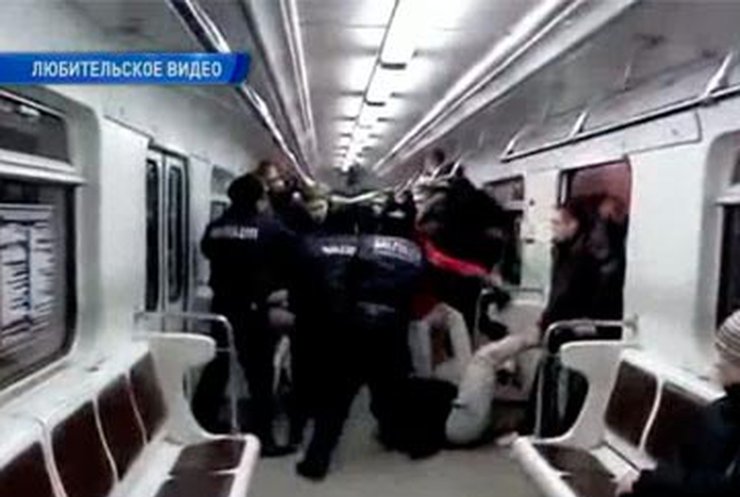 Киевская милиция расследует драку футбольных фанатов в метро