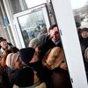 У пострадавшего во время штурма Донецкой администрации милиционера сотрясение