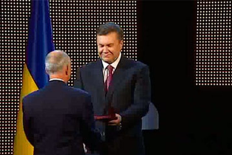 Янукович поздравил работников прокуратуры с профессиональным праздником