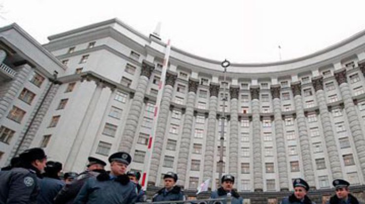 Под Кабмин пригнали автобусы с милиционерами