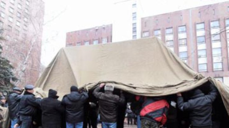 В Луганске сносят палатки протестующих чернобыльцев