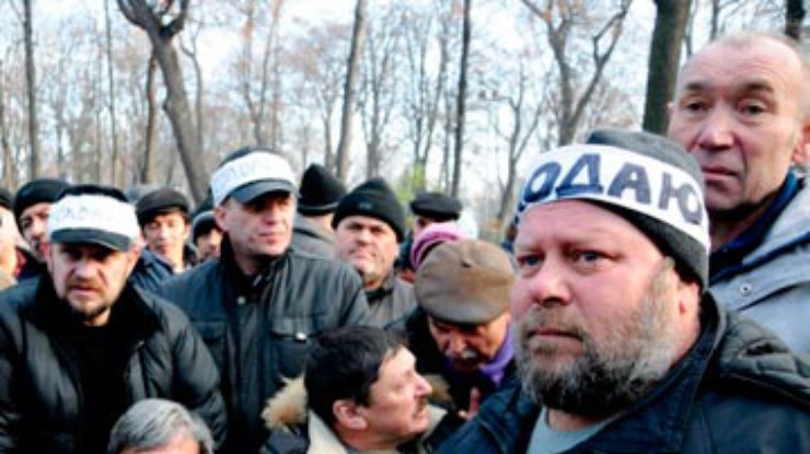 Чернобыльцам запретили пикетировать Януковича, Азарова и Литвина