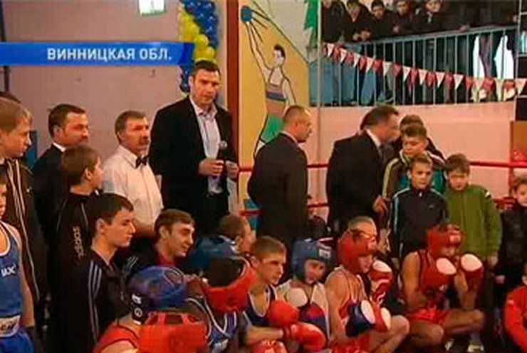 Виталий Кличко открыл новый ринг в Жмеринском Дворце спорта