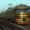 Азаров требует запустить дополнительные поезда на праздники
