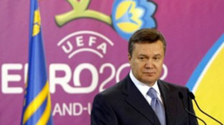 Янукович поблагодарил Кучму и Ющенко за "строительство футбольной Украины"