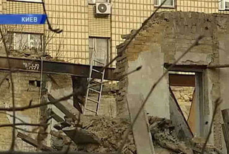 В центре Киева обвалилась стена дома