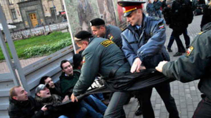 Оппозиции не дали собраться на Манежной площади в Москве