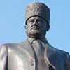 Памятник Кадырову в Москве осквернили свиными головами