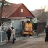 В Черновцах асфальтный каток врезался в стену жилого дома