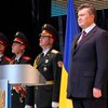 Янукович поручил Азарову постоянно улучшать жизнь военных