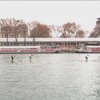 В Париже сотни человек спустились на лодках по Сене