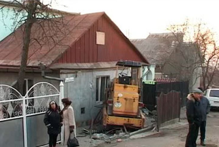 В Черновцах асфальтный каток врезался в стену жилого дома