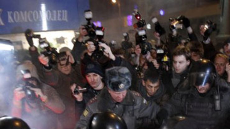 Демонстранты в Москве расходятся. ТВ молчит о митингах