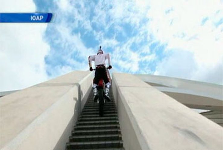 Чемпион по мотокроссу взобрался на арку стадиона в Дурбане